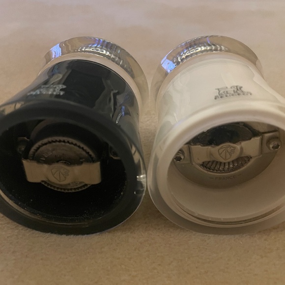 Set of 2 Peugeot Bali Manual Pepper & Salt Mills/Grinders Black & White 3" - Picture 6 of 7